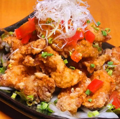 Deep-fried chicken marinated in special sauce, flavored sauce