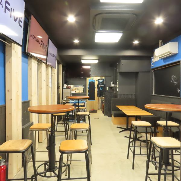 スポーツ観戦をとことん楽しめる雰囲気づくりにこだわっています！お一人様でじっくり観戦するも良し、仲間と熱狂するも良し◎様々な楽しみ方でスポーツを堪能できますよ♪12名様以上で貸切の可能のため、仲間内のイベントや打ち上げにも最適です。貸切時には、一体感のある空間で素敵な時間をお過ごしいただけます。