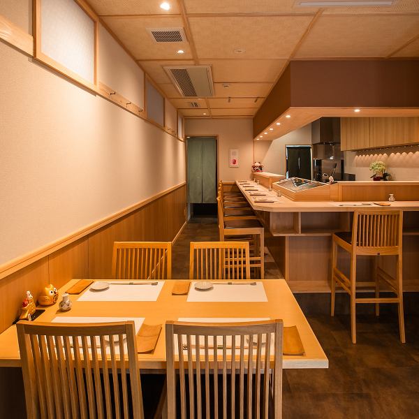 【会話が弾むテーブル席】4名様×1卓のテーブル席をご用意しております。ご友人・ご家族とのお食事と会話をゆっくりお楽しみいただけるテーブル席は、ご年配の方や女性にも人気のお席です。大切な人との親密な時間を、心地よい空間でお過ごしください。美味しい食事・お酒とともに心温まるひとときをお楽しみいただけます。