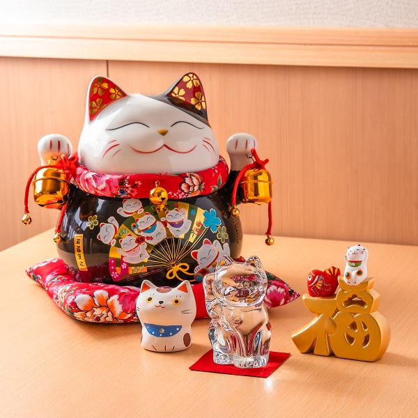 【お腹も心も豊かになる、和の魅力を体感】築地・新橋・日本橋で寿司職人として腕を磨き続けてきた大将が、長年住んできた品川で挑戦するお店、それが鈴福です。店内外を飾るのは福鈴や招き猫・フクロウなどの縁起物がずらり!運気とともに気持ちも上がるような、豊かなひとときを提供いたします。