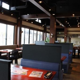 Table seats where you can relax and relax.Forget about the passage of time and enjoy delicious food and chat.