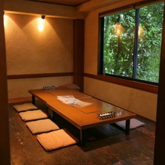 There is also a large and small tatami room with 6 tables for 4 people and 2 tables.Each room is a private room, so you can dine without hesitation.Ideal for parties, girls-only gatherings and families.