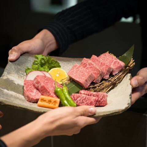 Overwhelmingly popular No.1.Savor the flavors of Sagami beef with the "Sagami Wagyu Beef 3 Kinds Platter"