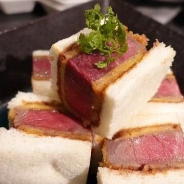 感動体験を！口に入れた瞬間溶ける当店の牛ヒレを贅沢に『厚切り牛ヒレカツサンド』