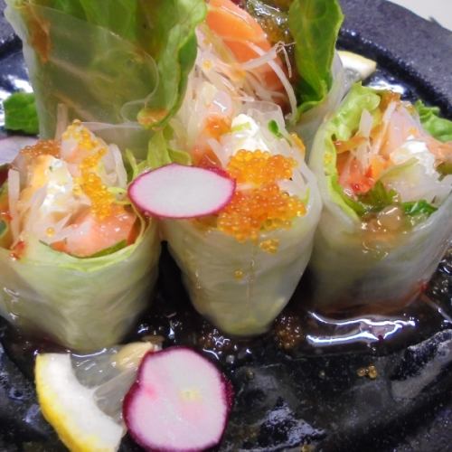 Fresh spring rolls of shrimp and cream cheese