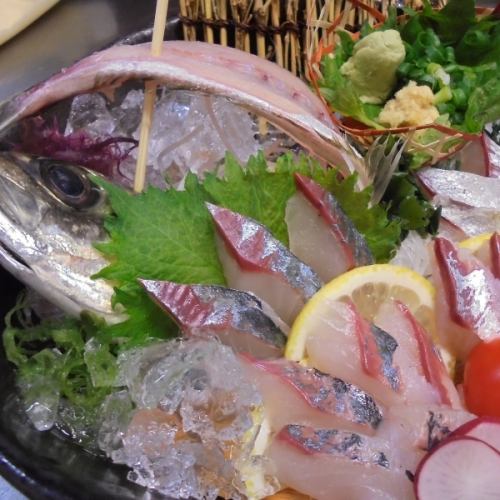 Fresh mackerel, horse mackerel and seasonal fish are in stock ♪