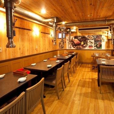 The interior of the store is homey.We have private seating for small groups and spaces perfect for banquets.Perfect for a wide range of occasions, including banquets, girls' nights, dates, and meals.