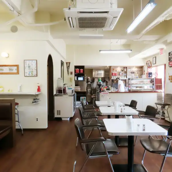 【◇アメリカンダイナー風◇】一歩足を踏み入れればそこは米国!お店の入り口をくぐると、そこにはアメリカの雰囲気が漂うとってもおしゃれな空間が広がっています!カラフルな壁やこだわりのインテリア、まるで海外旅行に来たかのようなワクワク感を演出♪足を踏み入れた瞬間とびきりハッピーな空間です◎