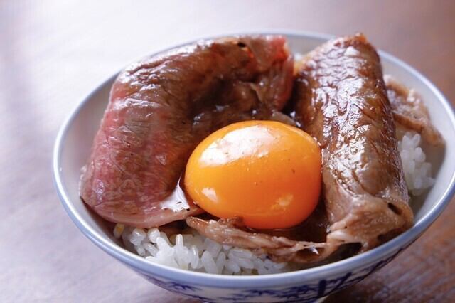 We also have dessert plates available, perfect for celebratory occasions.