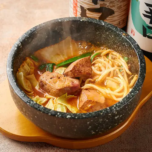 熟練の料理長が織り成す、厳選もつの極致。～"石焼"超レバニラ～