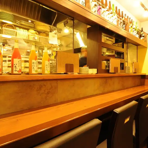 温かな提灯の光と木のぬくもりに包まれた店内は、まるで昭和の横丁に迷い込んだような懐かしさ。少人数でのサク飲みや女子会、仕事帰りの一杯に最適です。料理長が目の前で焼き上げるもつ焼きの香りを楽しみながら、肩肘張らずに旨い酒と焼きとんと点心に酔いしれる。そんな、心温まるひとときをお過ごしください。