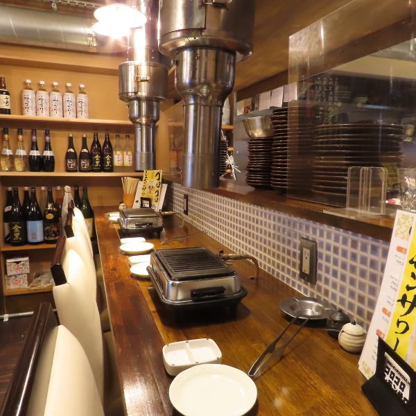 【仕事帰りにカウンターで】ボトルキープもございます。気軽に立ち寄れる当店はお一人で来店されるお客様も多くいらっしゃいます