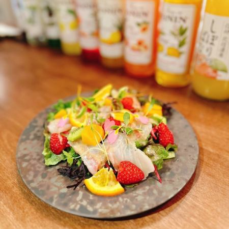 本日旬魚のカルパッチョ フルーツのサラダ仕立て