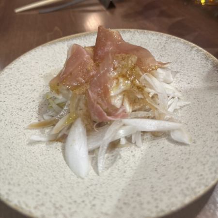 玉ねぎサラダ 生ハムのせ