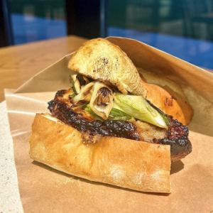 深谷ねぎと豚の西京焼きバゲットサンド　★サラダバー付