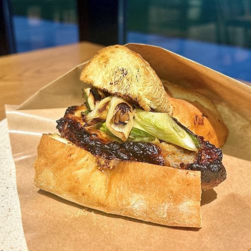 深谷ねぎと豚の西京焼きバゲットサンド　★サラダバー付