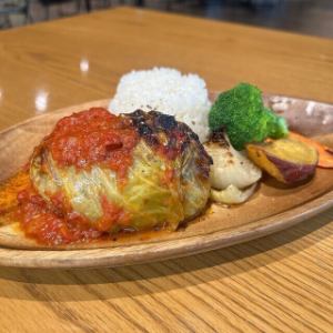 ハンバーグのキャベツ包み焼きプレート ★サラダ・スープバー付