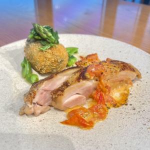 【三品シェフのスペシャリテ】鶏もも肉のトマトヴィネガーソース　菜花のコロッケ ★サラダバー付