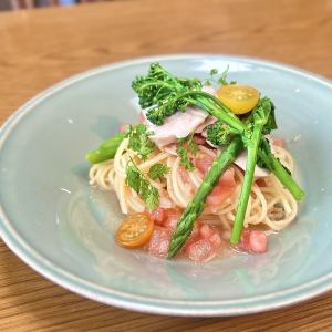 鶏むね肉の冷製トマトパスタ　★サラダバー付