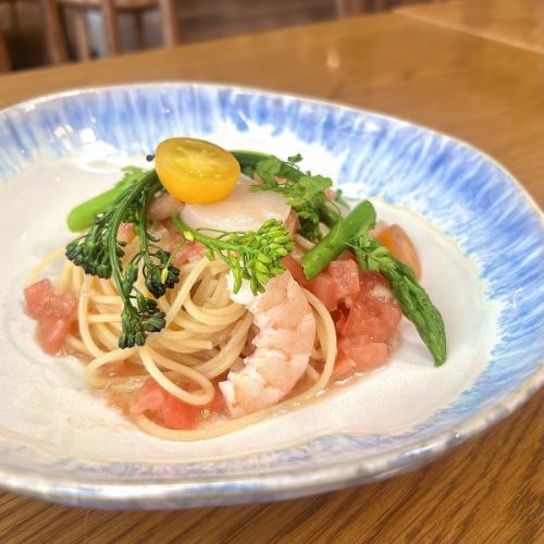 帆立と海老の冷製トマトパスタ ★サラダ・スープバー付