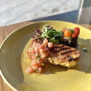 【三品シェフのスペシャリテ】鶏もものグリル 夏野菜の重ねチーズ焼き ★サラダバー付