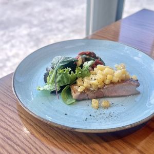 【三品シェフスペシャリテ】豚肩ロースのパイナップルソース　夏野菜のラタトゥイユ★サラダ・スープバー付