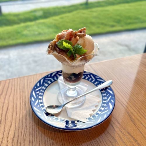 りんごとバナナのキャラメリゼパフェ