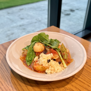 【三品シェフのスペシャリテ】鶏もも肉のソテーカブのトマト煮~ナヴァラン風~★サラダ・スープバー付き