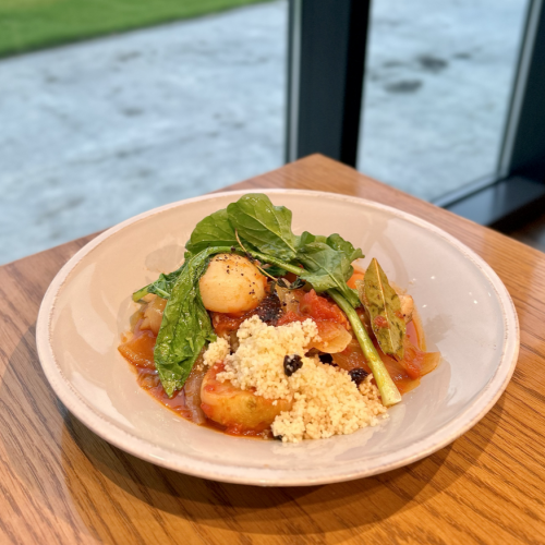 【三品シェフのスペシャリテ】鶏もも肉のソテーカブのトマト煮~ナヴァラン風~★サラダ・スープバー付き