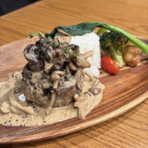 ハンバーグプレート~きのこのクリームソース~★サラダ・スープバー付