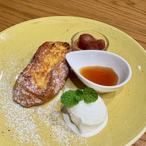 濃厚たまごのフレンチトースト いちごコンポート添え