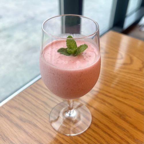 あまりん入りいちごスムージー