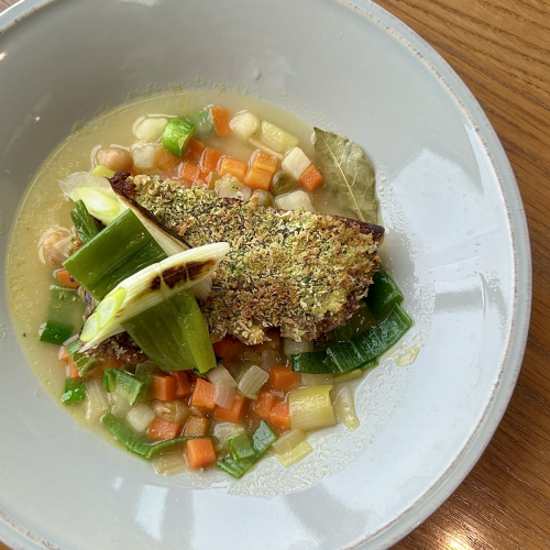 【三品シェフのスペシャリテ】深谷ねぎのラグーと豚バラ肉の香草パン粉焼き