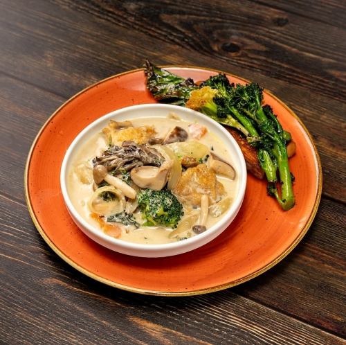 【三品シェフのスペシャリテ】ブロッコリーのチキンクリームシチュースティックセニョールのオープンサンド