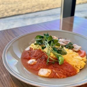 とろっとたまごのオムライス~クリームシチュー&モッツアレラトマトソース~