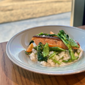 サーモンのポワレ 春野菜のリゾット+季節のアミューズ付き