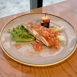 鶏もも肉のソテー　夏野菜の重ねチーズ焼き