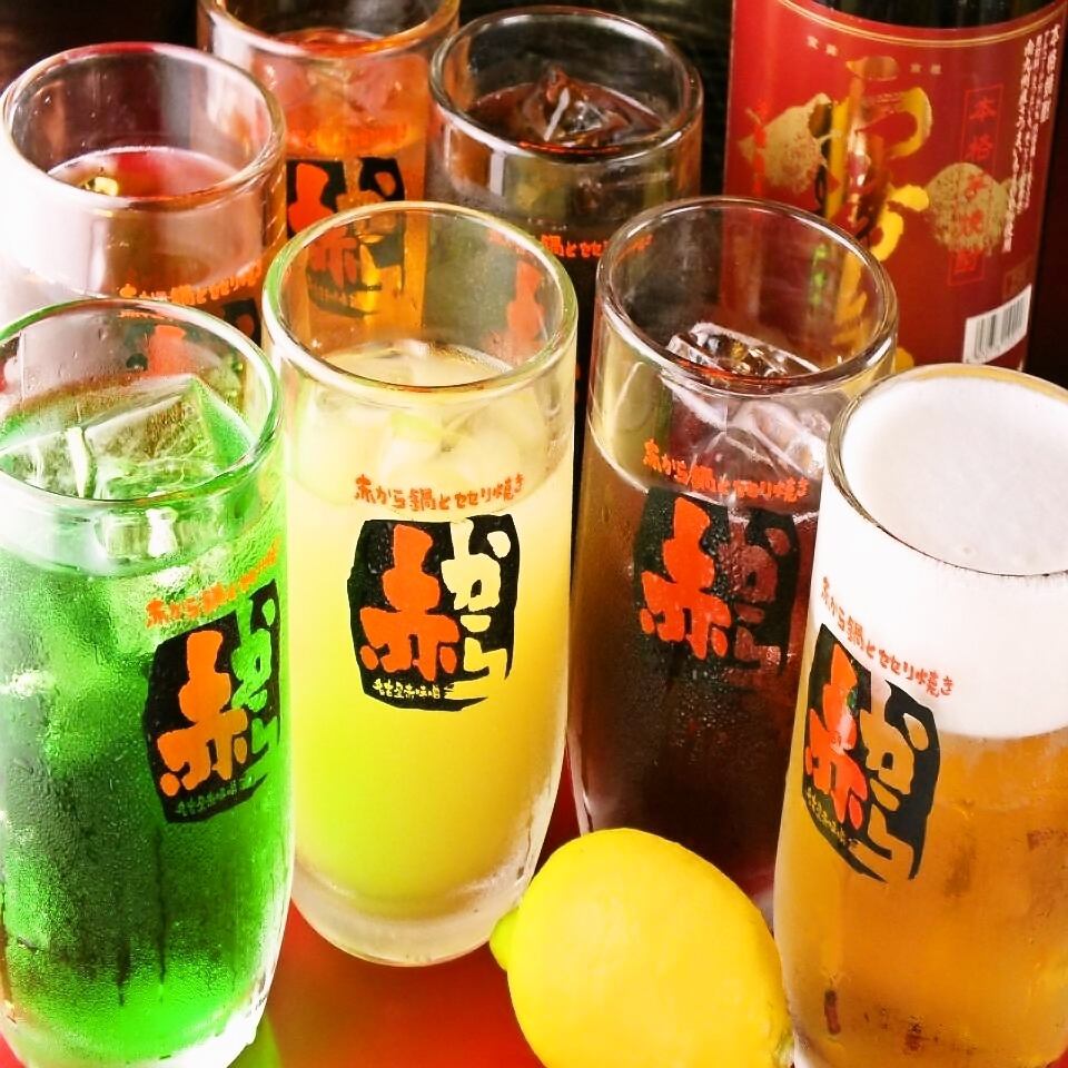 生啤酒OK，還有雞尾酒和無酒精飲料，無限暢飲1,500日元（不含稅）。