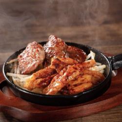一份包含鸡颈肉和牛腩肉的双拼肉盘。
