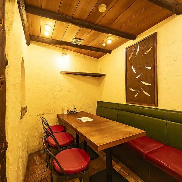 店内は定食屋らしい温かみのある雰囲気で、居心地の良さを感じられます。シンプルで清潔感のある空間は、ランチやディナー、宴会など幅広いシーンに対応可能。お一人様からグループまで気軽に利用できるのが魅力です☆清潔感のある落ち着いた空間で、心地よく過ごせます。利用しやすい雰囲気です。