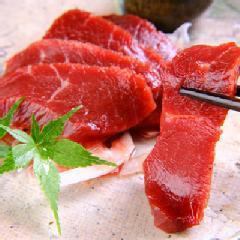 [A delicacy that can only be enjoyed in Mutsu] We offer freshly cut horse meat sashimi delivered directly from Kumamoto! "Red meat horse meat sashimi" 1,100 yen (tax included)