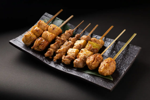 Assortment of 4 types of yakitori (high-quality thigh, green onion, meatballs, and grilled thigh)