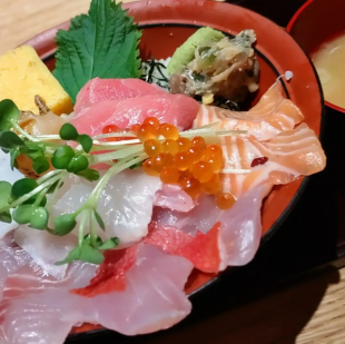 陸奥みちのく海鮮丼！市場の海鮮丼を多賀城駅前で！？(並盛り/ハーフサイズ)