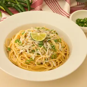 Boiled whitebait and green chili pepper peperoncino
