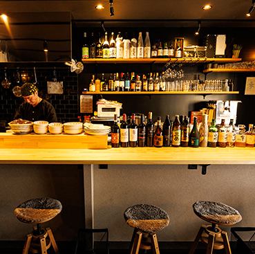 黒と木目を基調とした和モダンな空間が特徴の店内。オープンキッチンなので、調理風景を楽しみながら、温かい接客でリラックスしたひとときをお過ごしいただけます♪