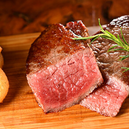請品嚐使用嚴格挑選的肉製成的牛排。