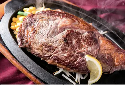 For a reward steak lunch, head to Kyobashi! Classic rib steak set (rice, salad, soup)