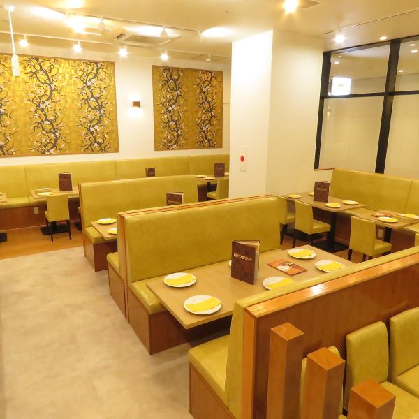 When you enter the store, you will be greeted by friendly staff♪ The clean and open interior and the Indian music playing will transport you to an exotic world.★ All window seats and wall seats are sofas. You can relax and enjoy your stay♪