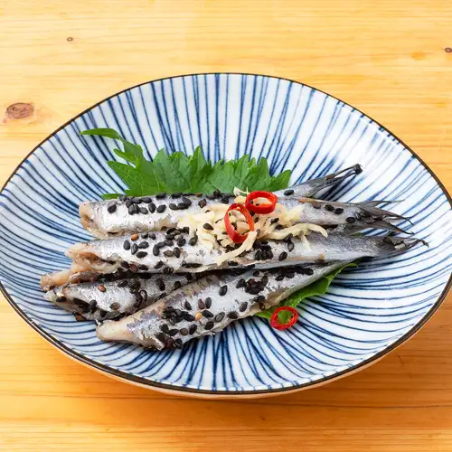 Sardines marinated in sesame seeds