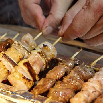 The yakitori carefully grilled over charcoal is crispy on the outside and juicy on the inside ♪